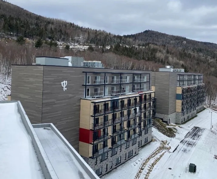 FIGURE 1 – Aperçu de deux des bâtiments du Club Med de Charlevoix