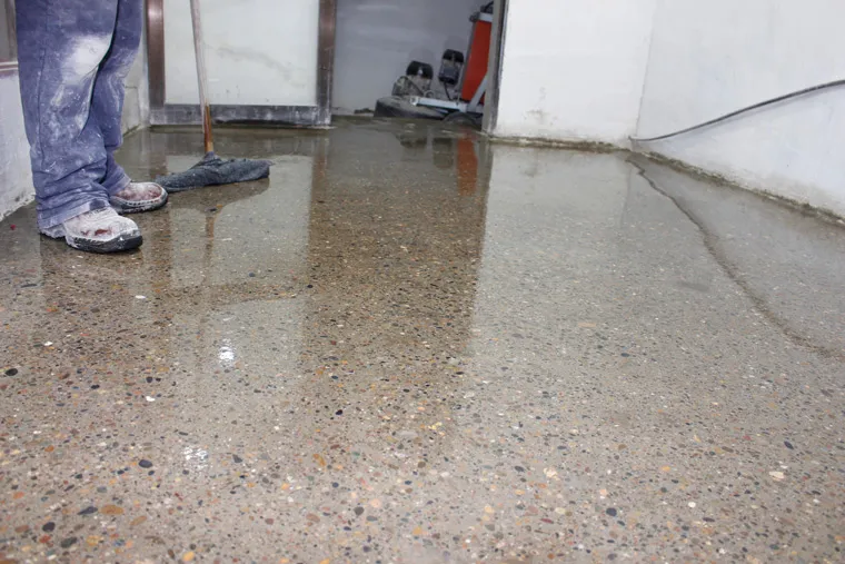 Plancher en béton style terrazzo