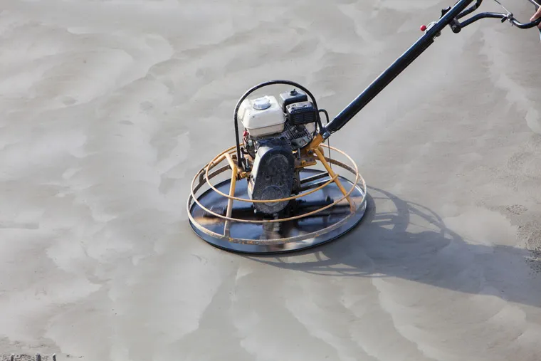 Finition du béton avec une truelle mécanique