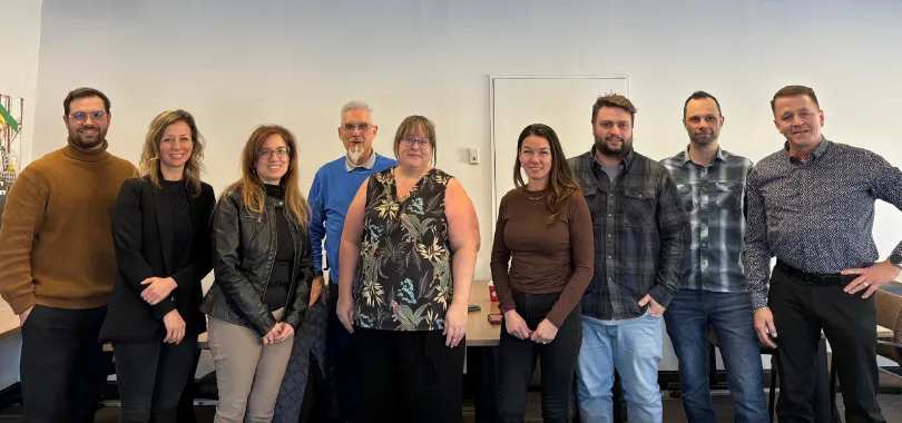 Dans l’ordre habituel : Félix Cadotte (APCHQ); Karine Casault (Nacelles&co); Isabelle Lessard (APCHQ – Région de Québec); Luc Perreault (ECP Construction); Andrée Aube (Construction Maurice Bilodeau); Martine Lachance (Chabot construction); André-Pierre Gaudreau (Cas par Cas Artisans-Bâtisseurs); Jason Therrien (Atelier Avant-Garde); Steve Dion (SDCP Construction). Absents sur la photo: Réjean Loiselle (Construction Milvie) et Dominique Lalande (Magalex Construction).