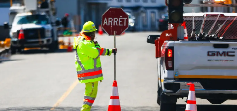 La sécurité des signaleurs et signaleuses de chantier, une priorité absolue lors des manœuvres de recul