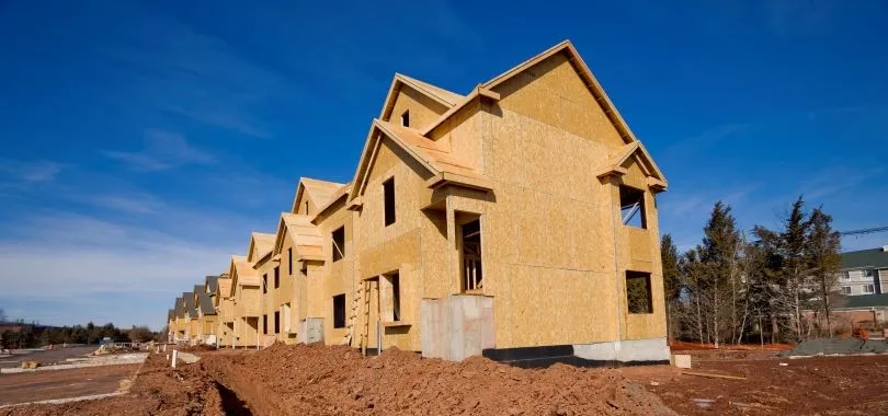 Baisse drastique des mises en chantier résidentielles au Québec en 2023, mais pas un creux historique