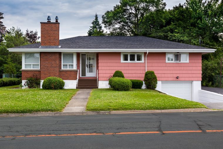 Bungalow rose avec garage au sous-sol