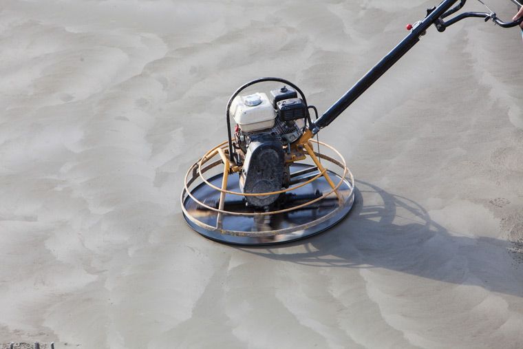 Finition du béton avec une truelle mécanique